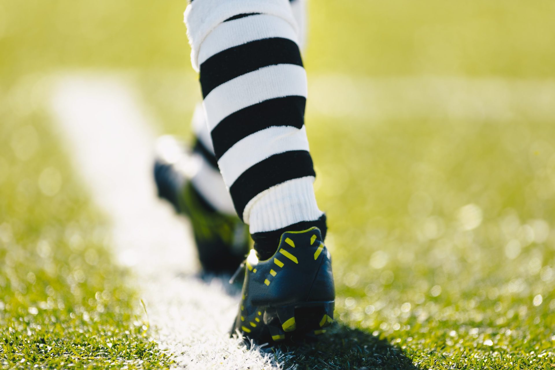 Regresso do futebol? “Cuspidelas deviam ser evitadas, talvez com um amarelo”, diz médico da FIFA