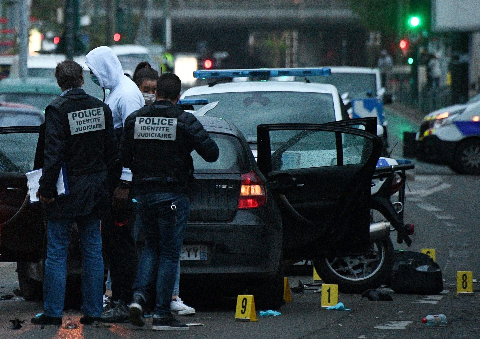França investiga possível ataque terrorista após atropelamento de três polícias nos arredores de Paris