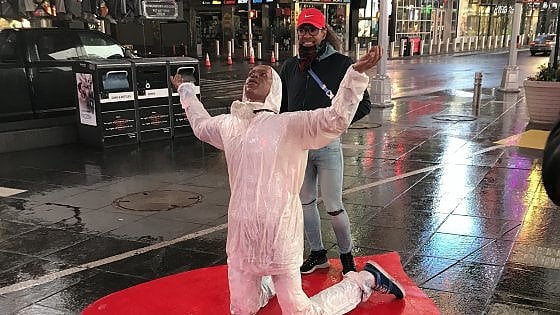 Artista italiano homenageia médicos com estátua em Times Square