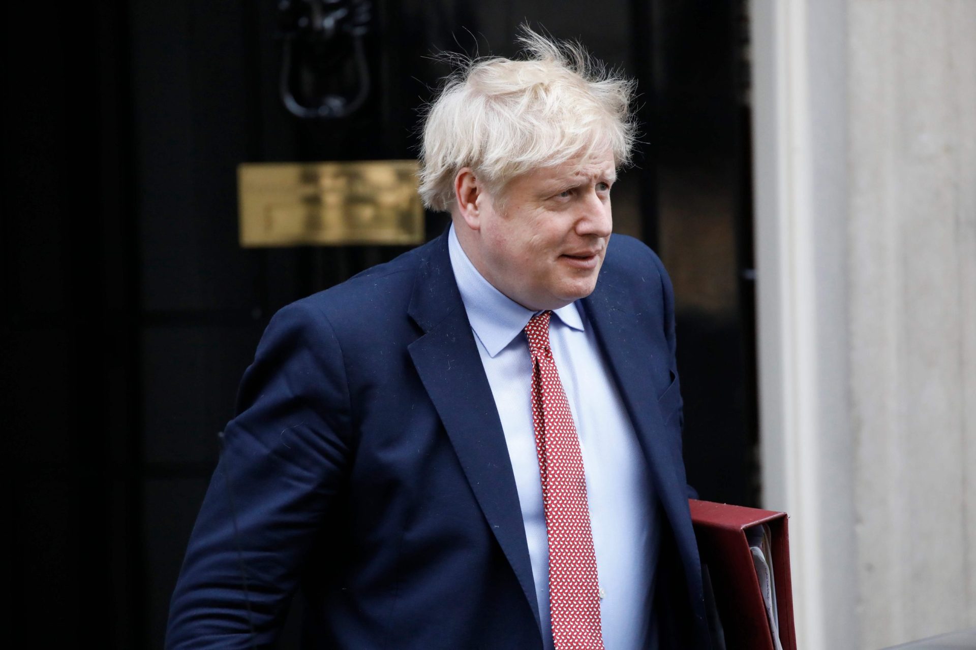Boris Johnson internado no hospital devido a sintomas persistentes de covid-19