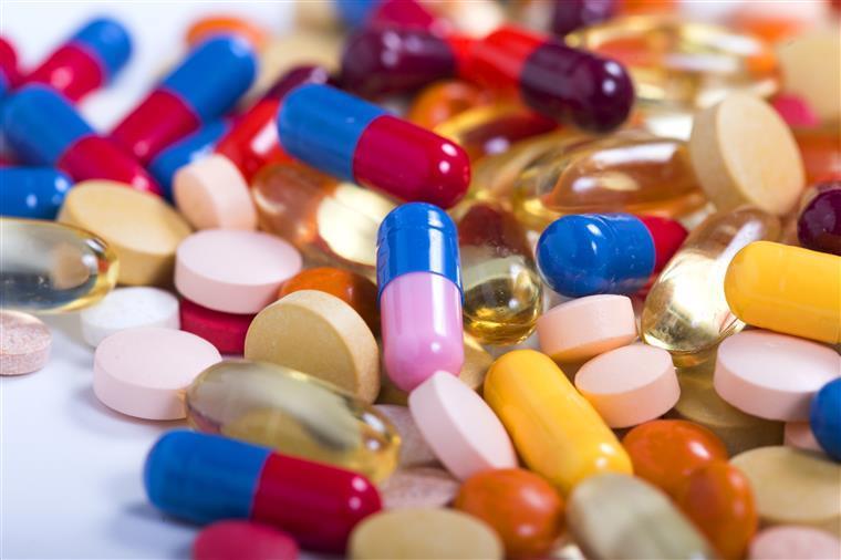 Portugal acusado de armazenar excessivamente medicamentos em falta noutros países para a covid-19