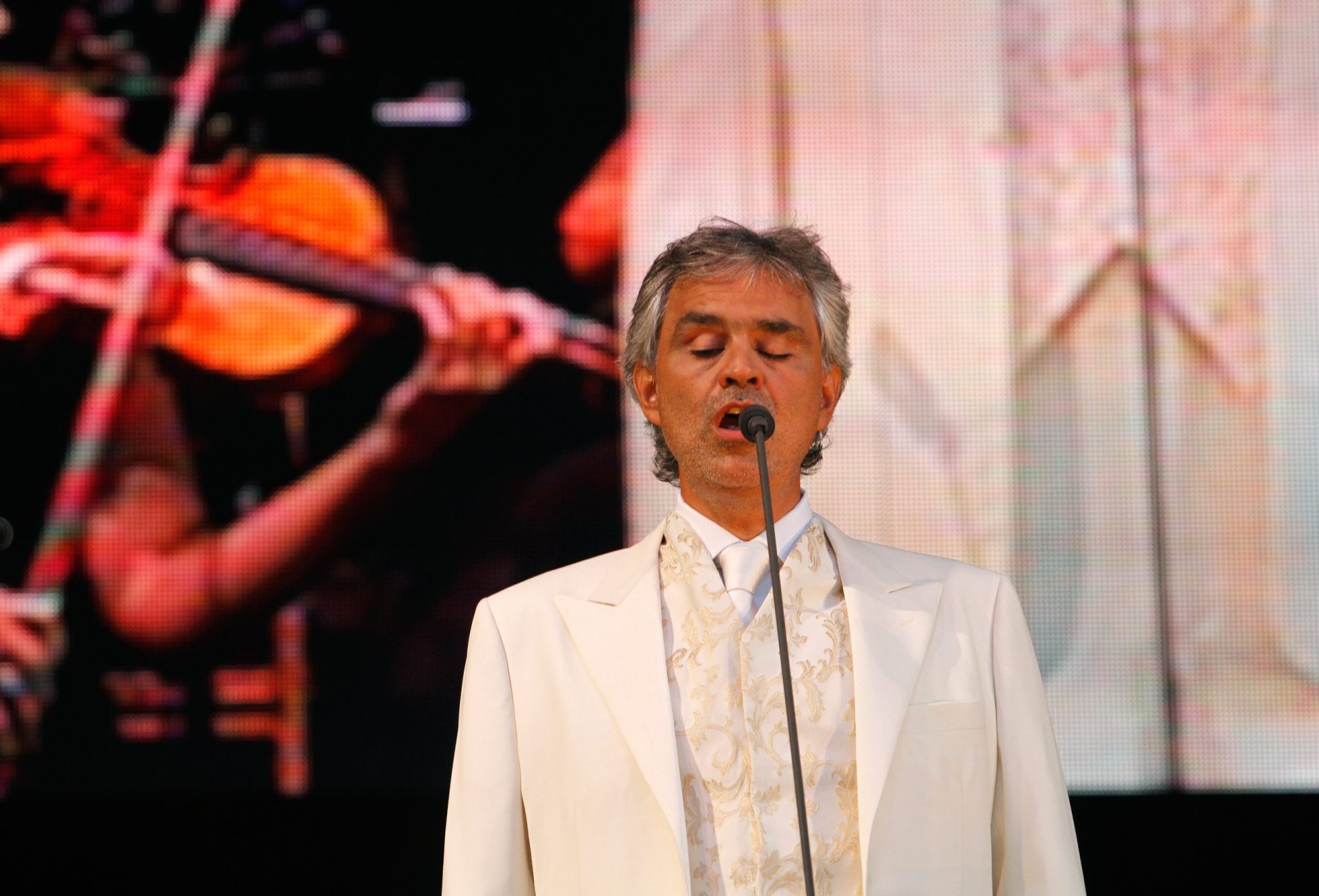 Andrea Bocelli canta em Milão no domingo de Páscoa