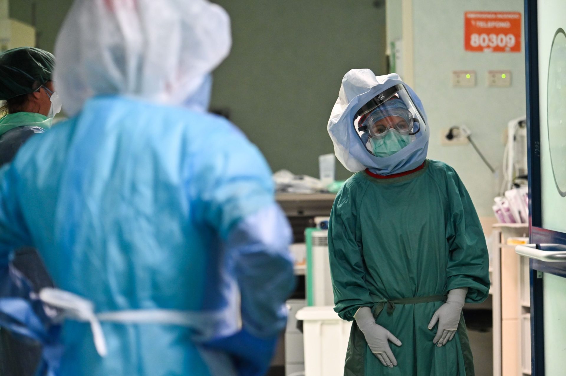 Já morreram mais de 100 médicos em Itália devido à covid-19. Profissionais combatem pandemia “descalços” de proteção