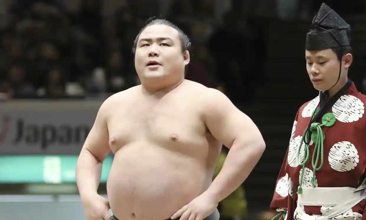 Lutador profissional de sumo morre aos 28 anos devido à covid-19
