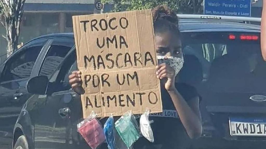 Menina de nove anos troca &#8220;máscara por alimentos&#8221; no Rio de Janeiro