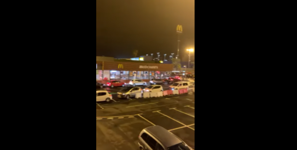 Depois de dois meses fechado, McDonald’s com fila de quilómetros (com vídeo)