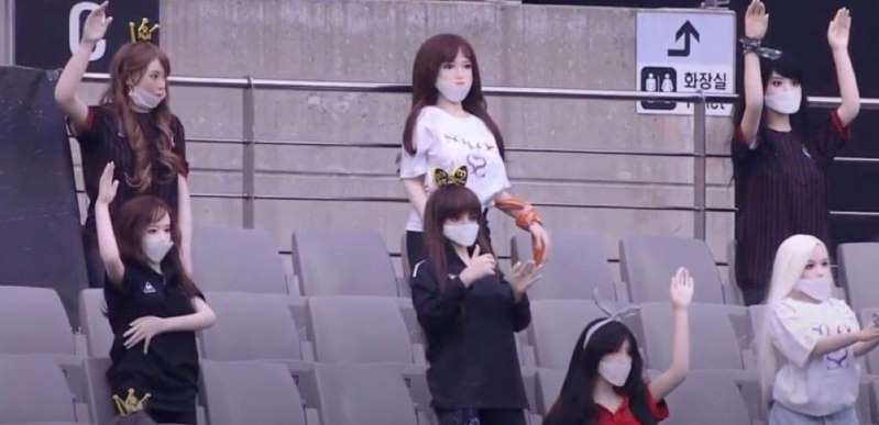 Equipa sul-coreana coloca bonecas sexuais nas bancadas para substituir adeptos