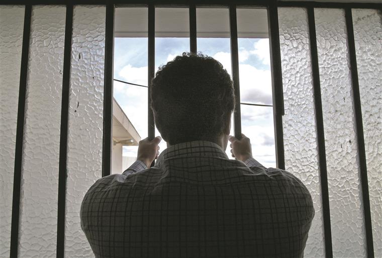 Confirmados primeiros casos de covid-19 nas prisões