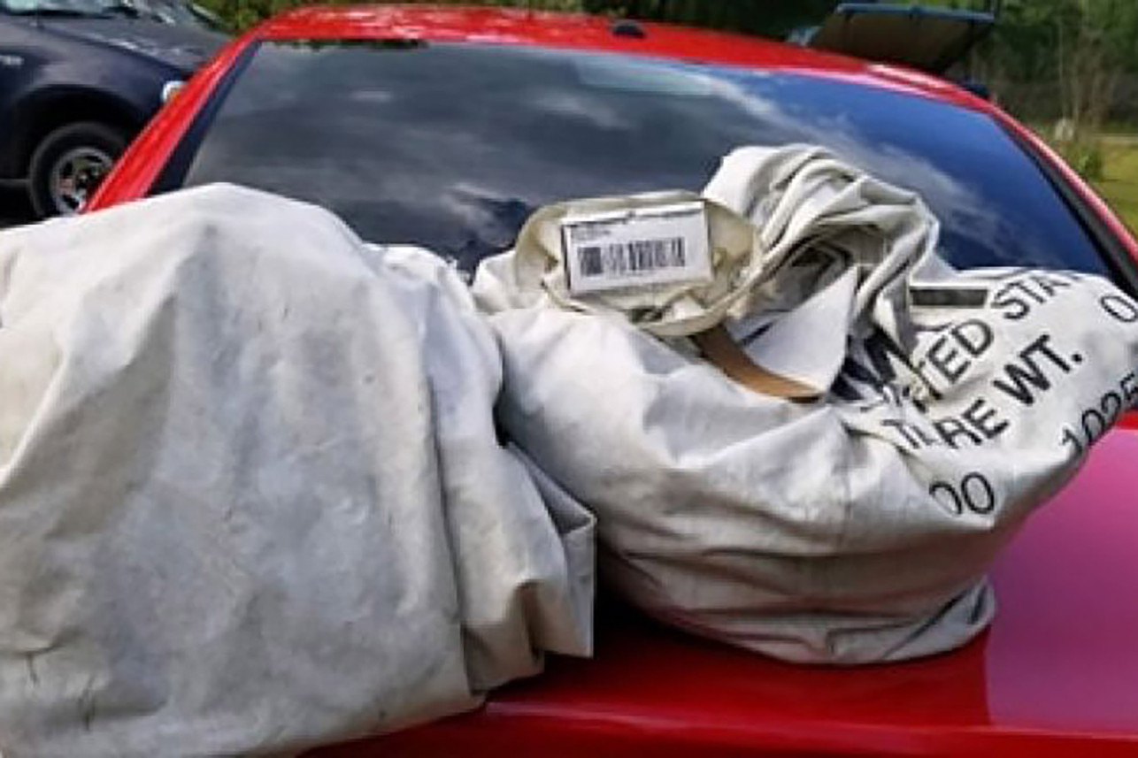 Família encontra saco com um milhão de dólares na rua&#8230; e entrega-o à polícia