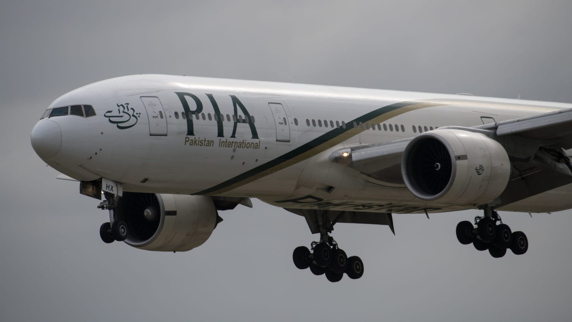 Avião com 107 pessoas a bordo despenha-se no Paquistão