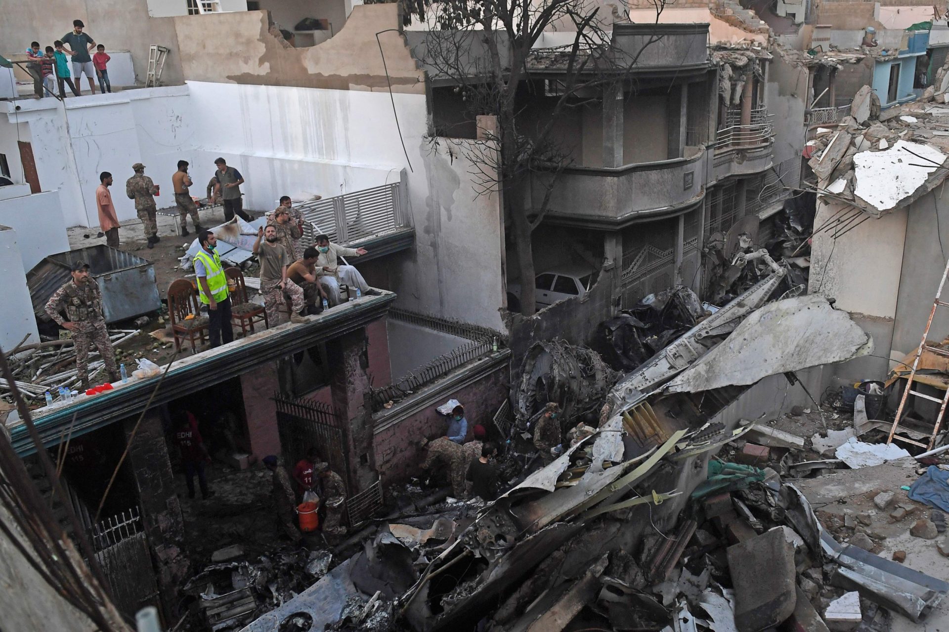 Vídeo mostra cenário de destruição após queda de avião no Paquistão