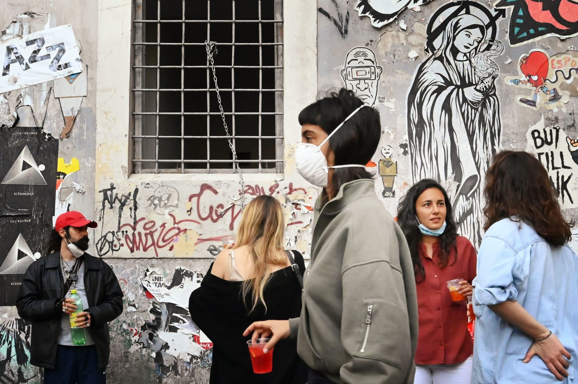 Roma vai multar pessoas que atirem máscaras e luvas descartáveis para o chão