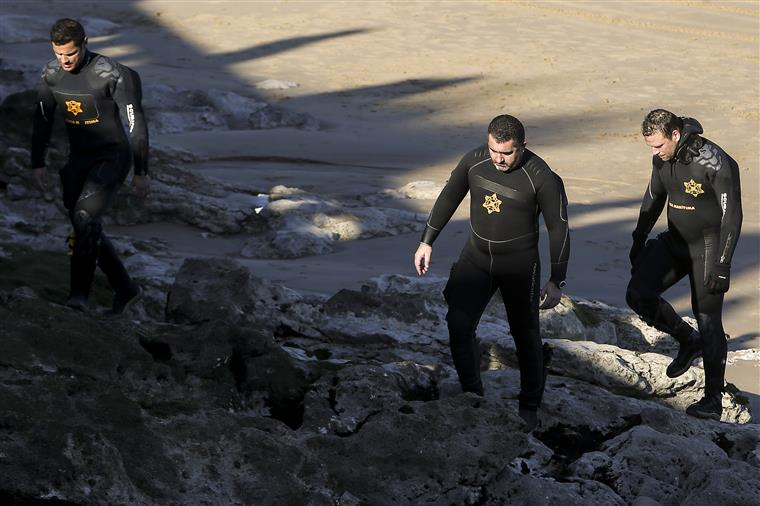 Homem morre afogado em praia do Algarve e jovem que o tentou salvar está desaparecido