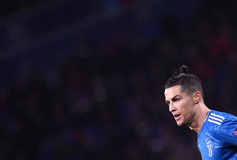 Cristiano Ronaldo tem novo corte de cabelo e pergunta opinião aos fãs