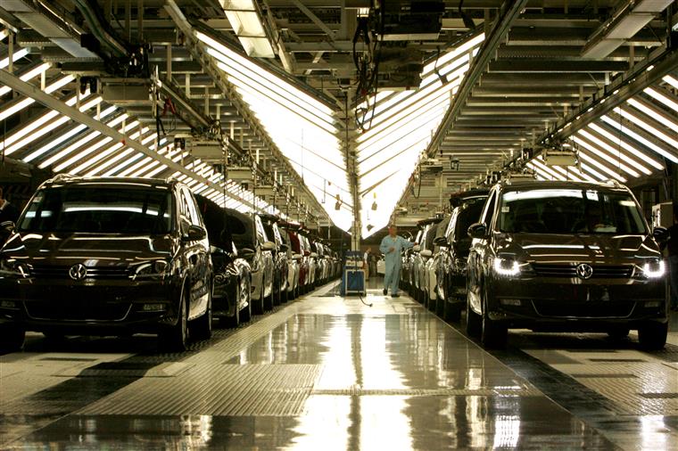 Trabalhadores do parque industrial da Volkswagen Autoeuropa temem despedimentos