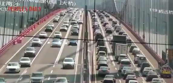 Ponte cheia de carros abana na China: “aterrador” (com vídeo)