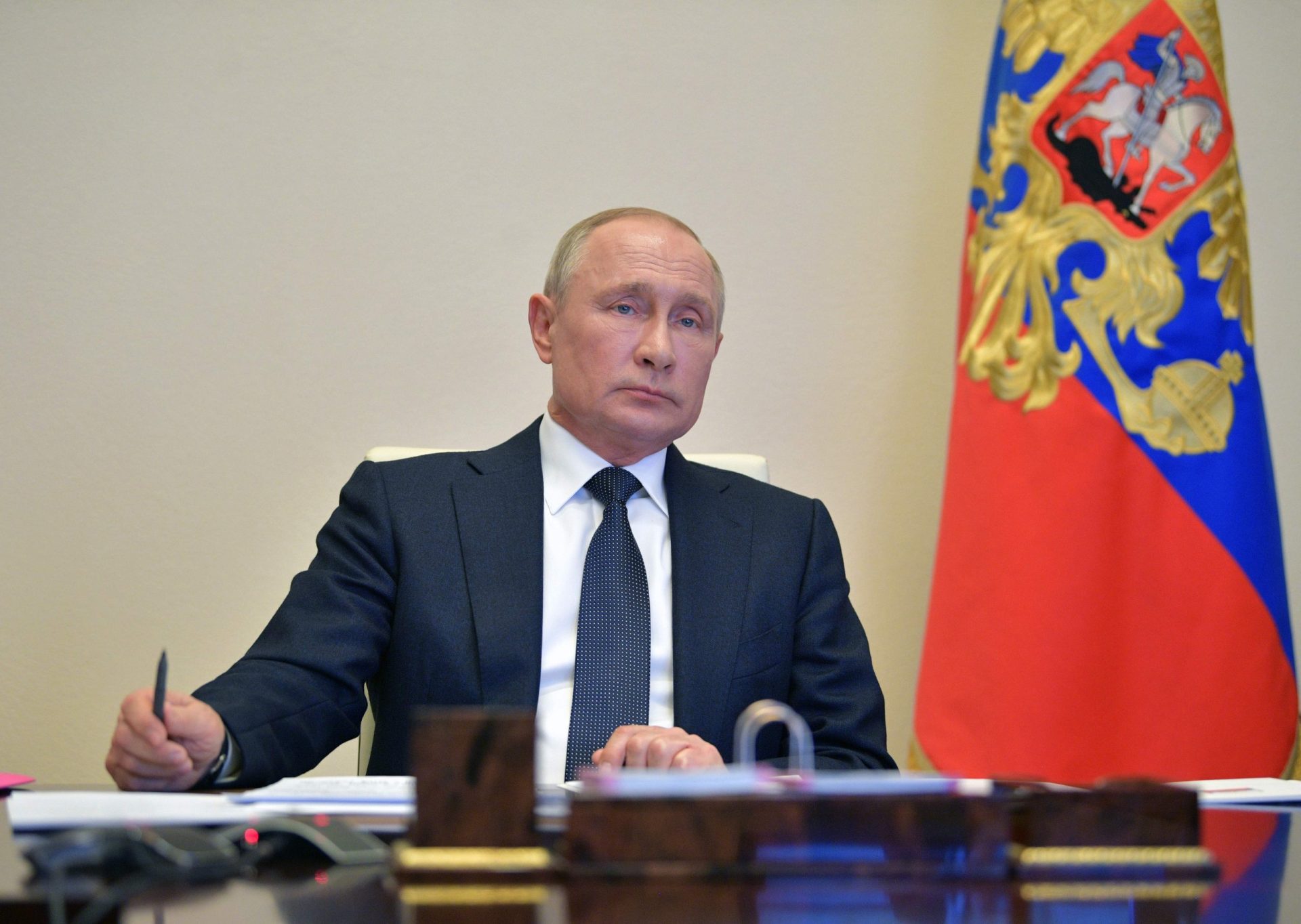 Putin entrega 95 caixas com petições para a recandidatura presidencial