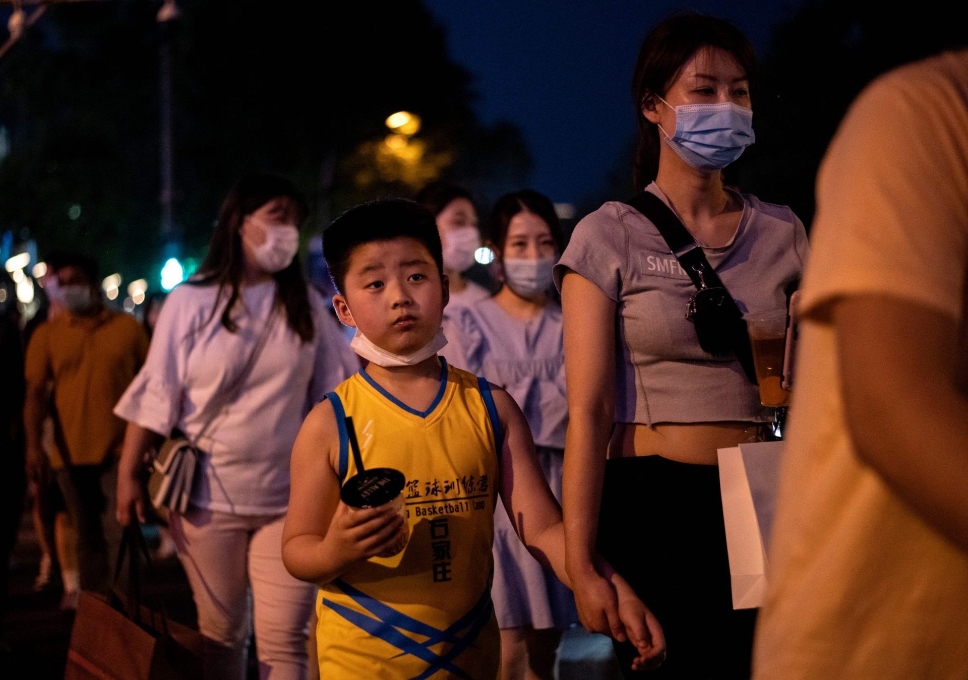 Duas crianças chinesas morreram durante aula de ginástica em que usavam máscara