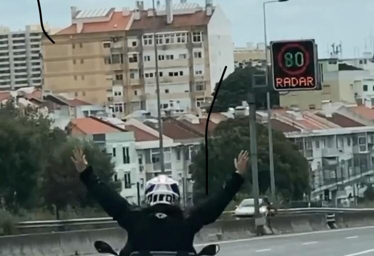 Vídeo mostra Madonna a passear de mota por Lisboa depois de ter afirmado que esteve infetada