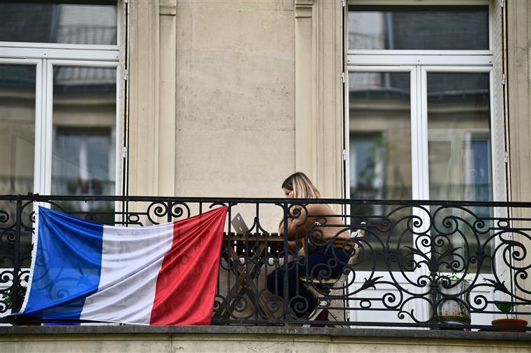 Número de óbitos e internamentos continua a diminuir em França