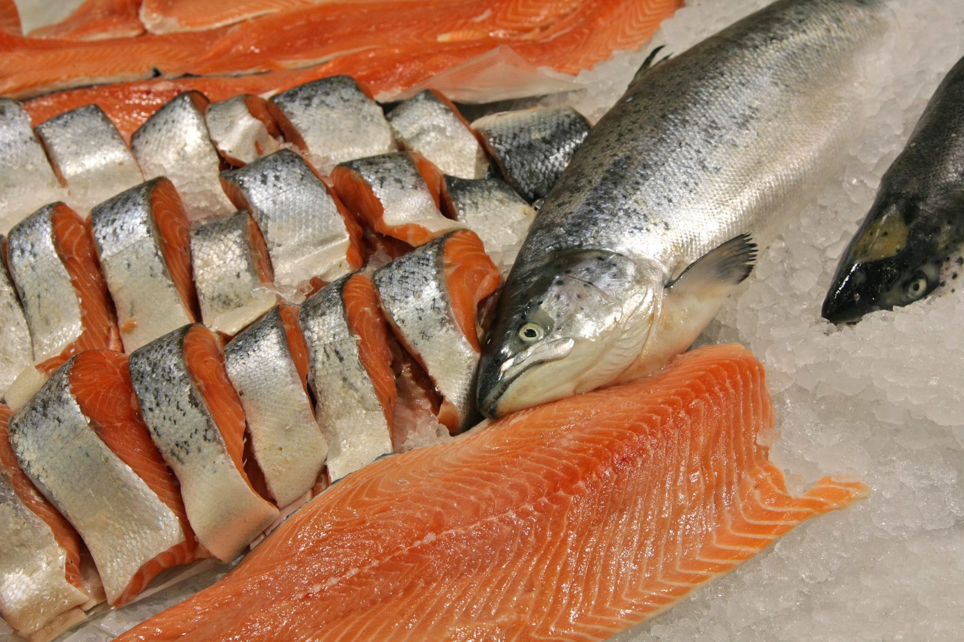 China trava importações de salmão da Europa e relaciona peixe com transmissão de covid-19 em mercado de Pequim