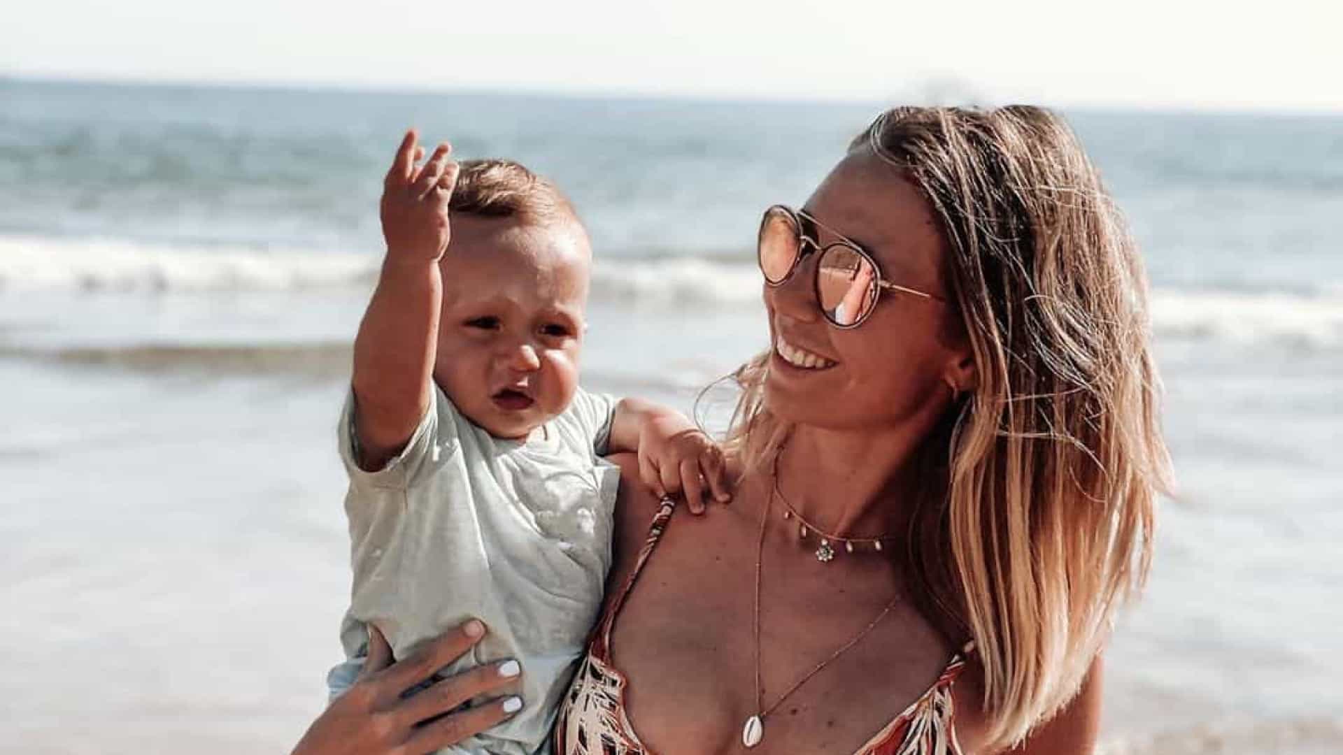 Sofia Arruda posa em biquíni com o pequeno Xavier e é elogiada: “Mamã mais sexy”