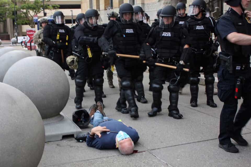 Homem empurrado pela polícia durante protestos nos EUA tem fratura no crânio e não consegue andar