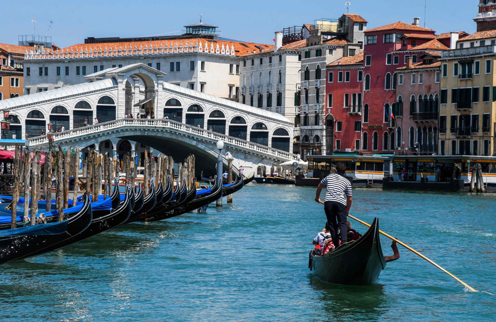 Famílias italianas vão receber até 500 euros para fazer férias no país