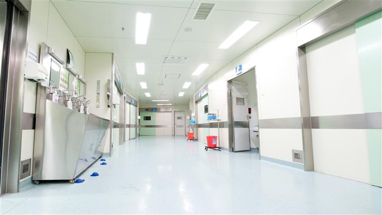 Centro Hospitalar de Lisboa lamenta morte de médico devido à covid-19 e destaca o seu “sentido de missão”