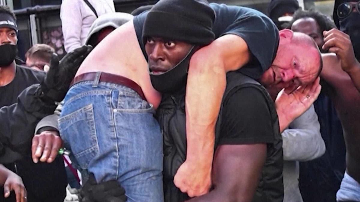 Homem salvo por manifestante era polícia