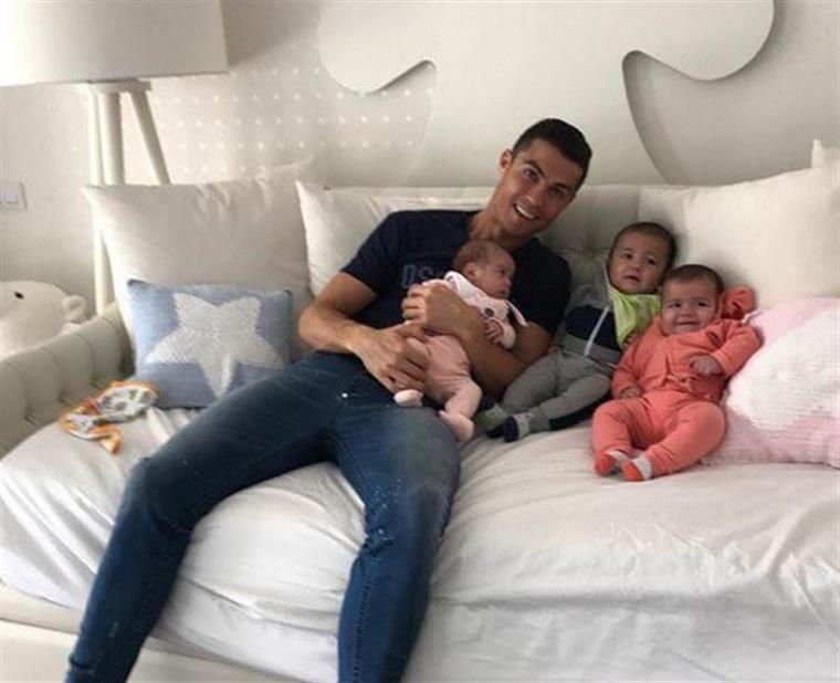 Cristiano Ronaldo veste-se de Aladino para celebrar aniversário de Eva e Mateo