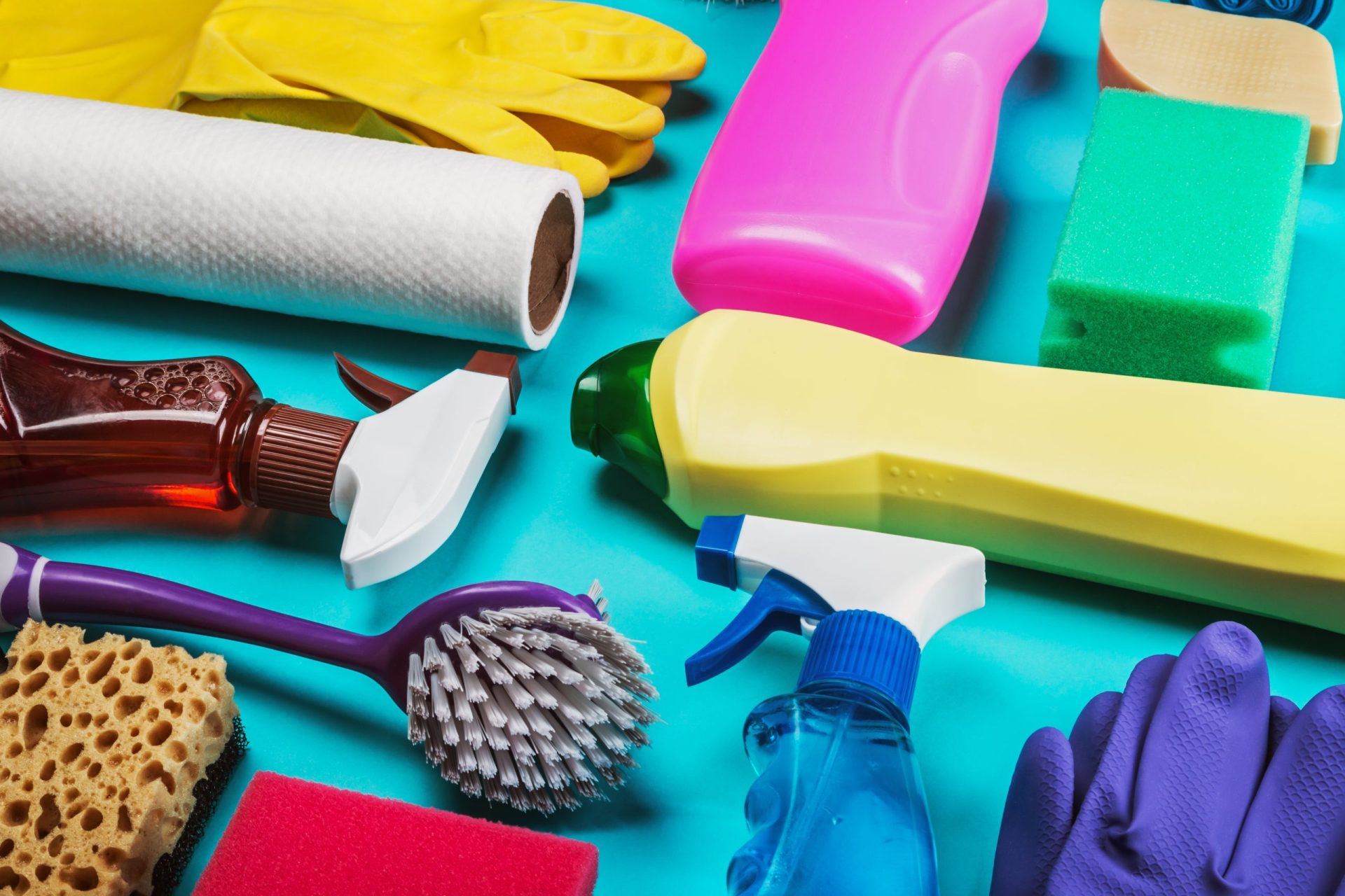 Estudo revela que norte-americanos estão a gargarejar com lixívia e a ingerir produtos de limpeza para conter covid-19