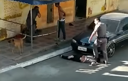 Brasil. Agente da polícia pisa pescoço de mulher para a imobilizar | Vídeo