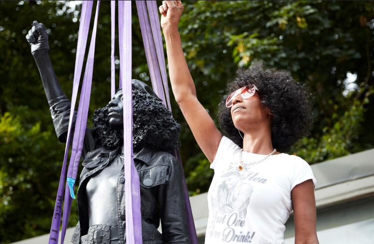 Estátua de mulher negra substitui estátua de comerciante de escravos em Bristol