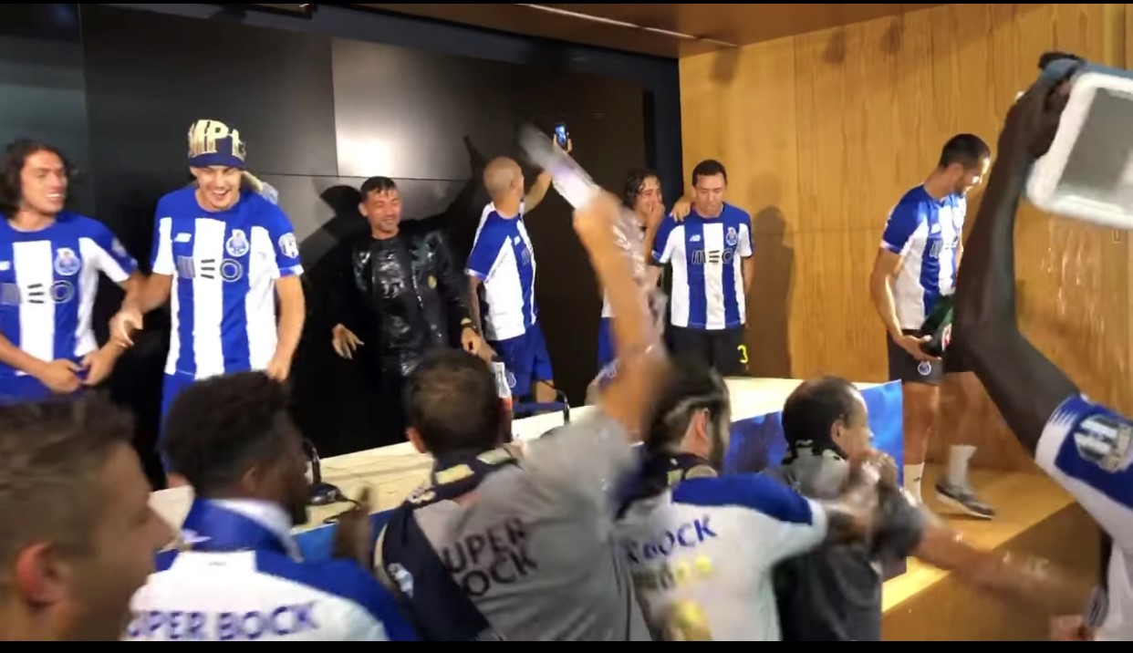 FC Porto campeão: Jogadores dão &#8220;banho&#8221; de champanhe a Sérgio Conceição (com vídeo)