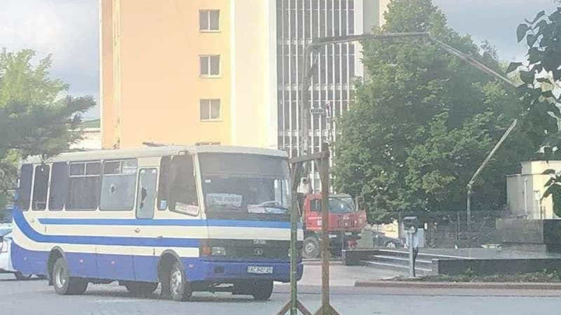 Homem sequestra autocarro com 20 pessoas na Ucrânia