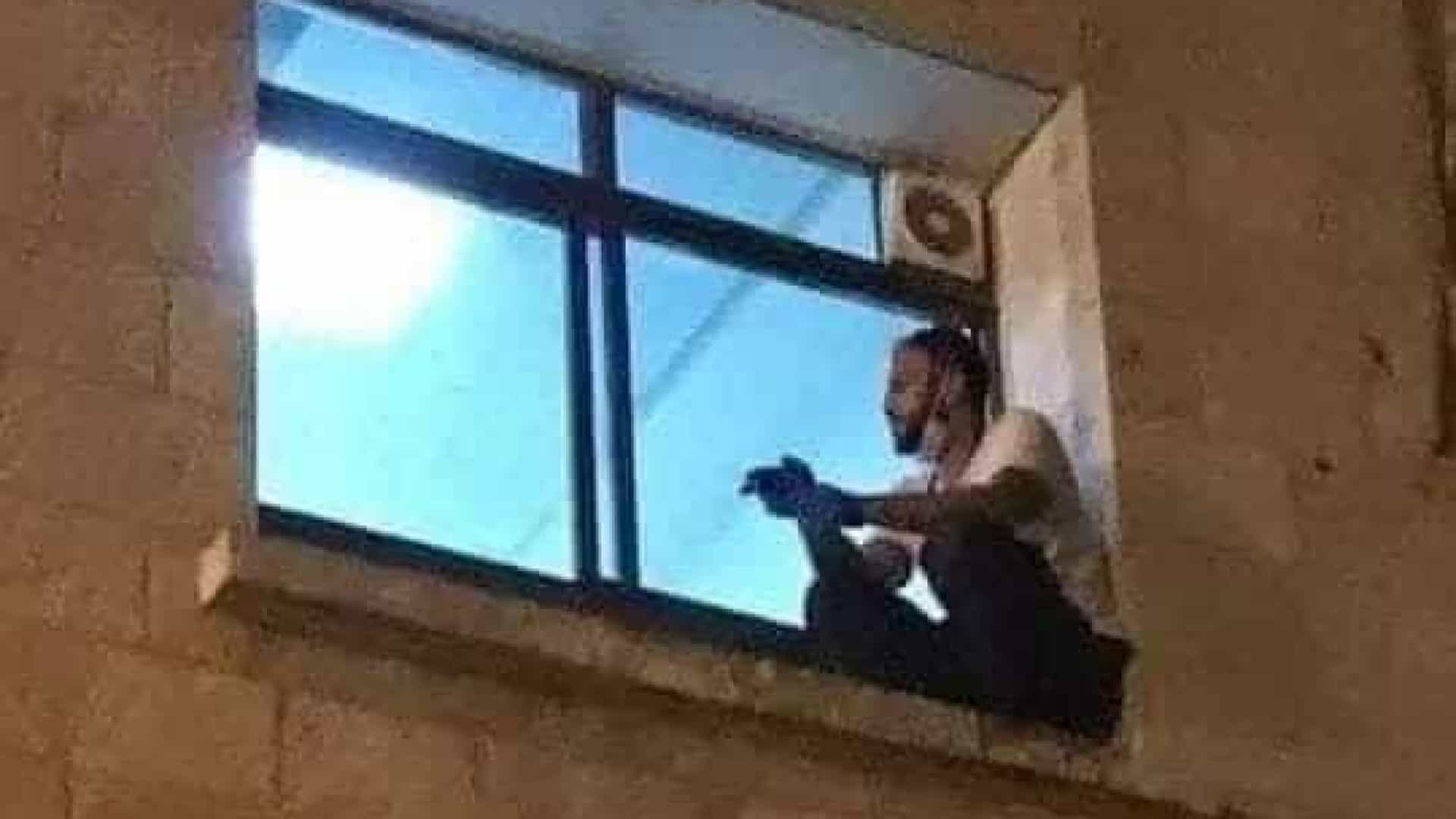 Homem impedido de visitar a mãe trepa até janela do hospital para a ver