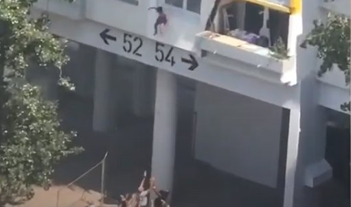 Vídeo impressionante mostra duas crianças a saltar de um apartamento em chamas num terceiro andar
