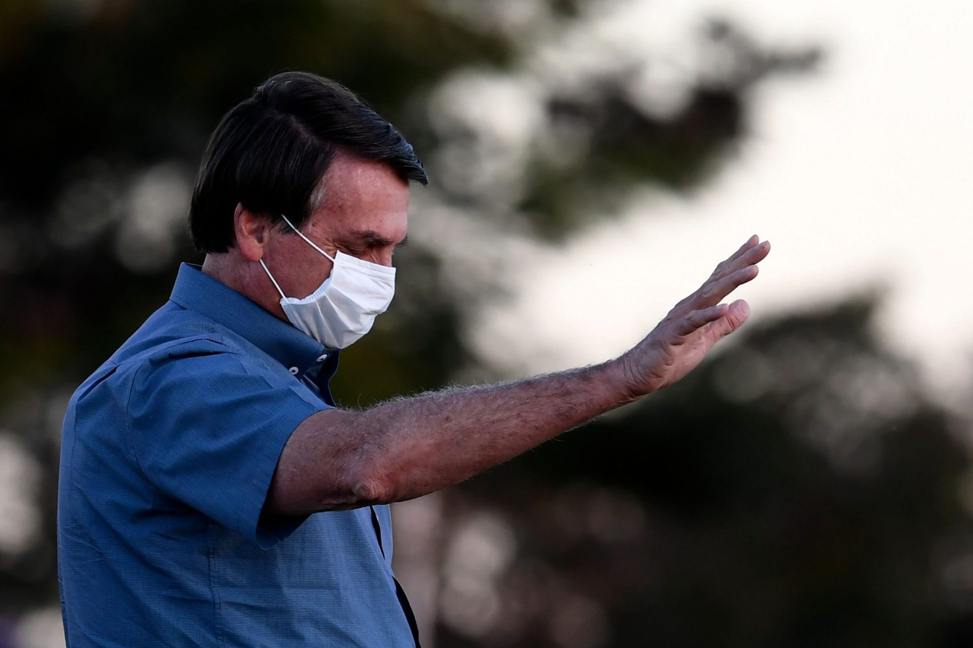 Bolsonaro, que está infetado com o novo coronavírus, passeou de moto em Brasília