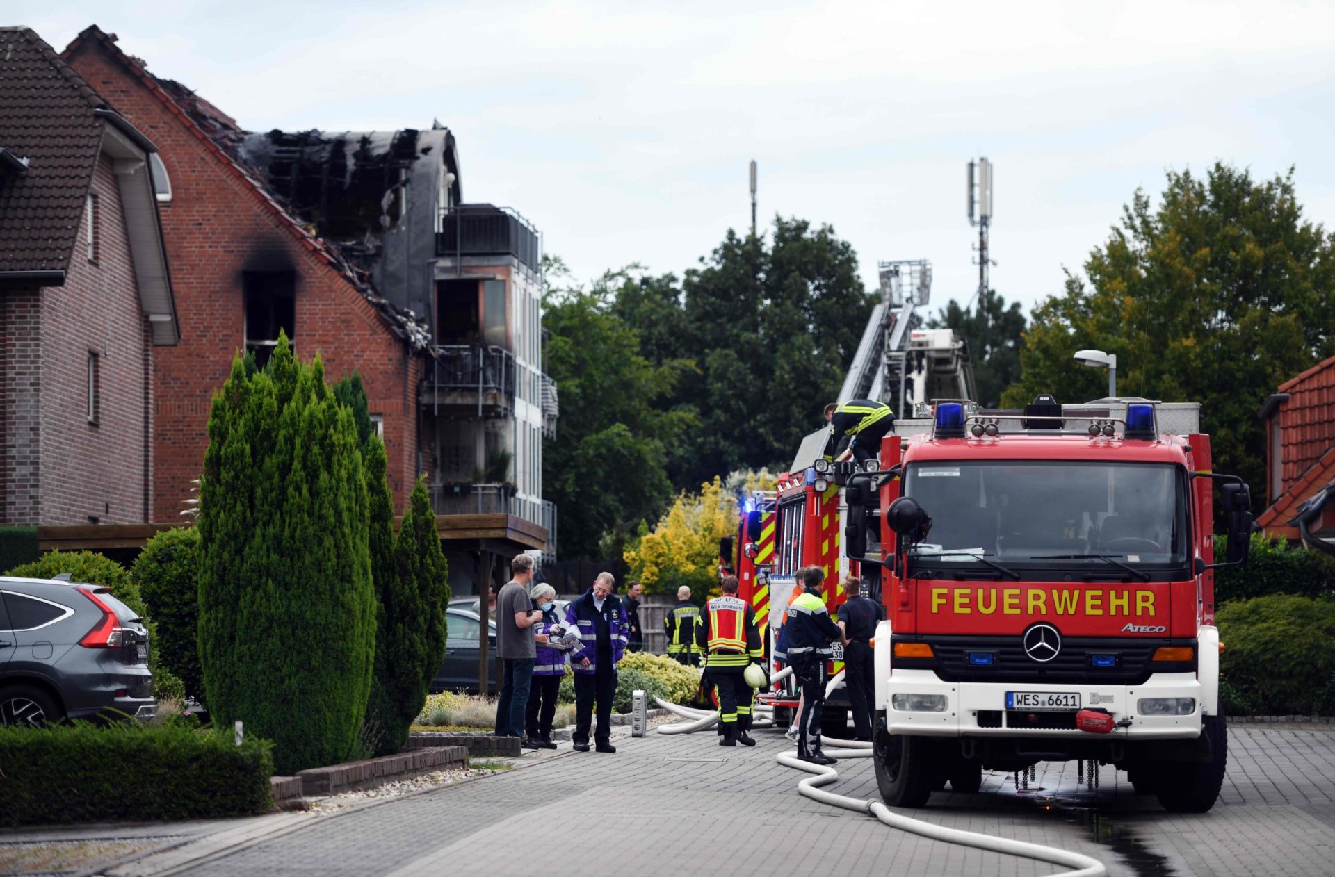 Avião ultraleve colide contra prédio na Alemanha e provoca três mortos
