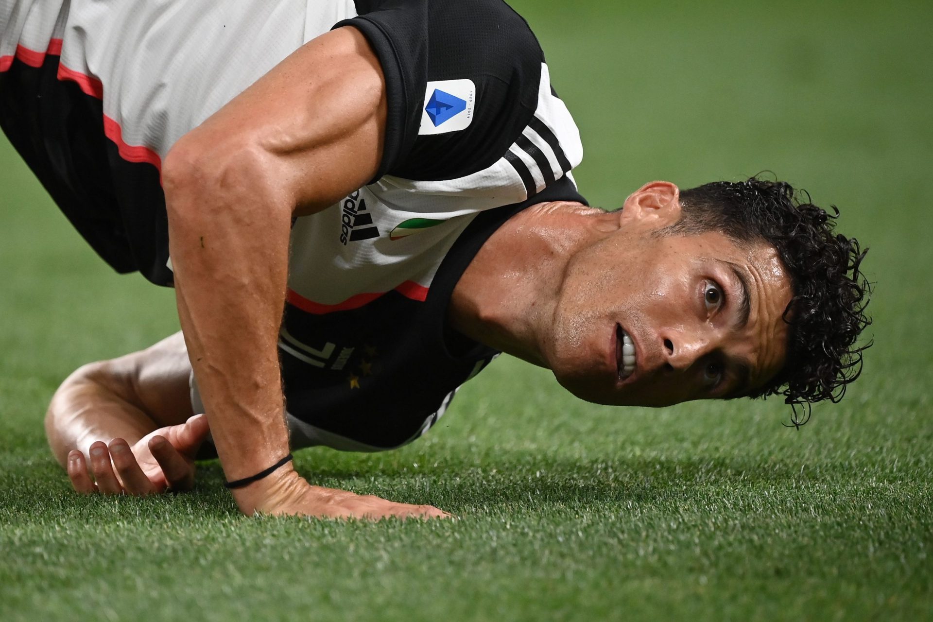 Cristiano Ronaldo dedica título da Juventus a vítimas da covid-19