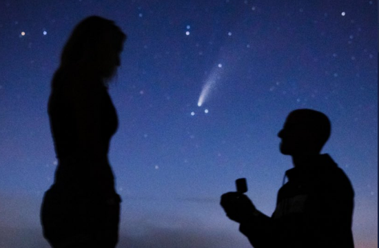 Homem pede namorada em casamento durante passagem de cometa e imagens estão a tornar-se virais