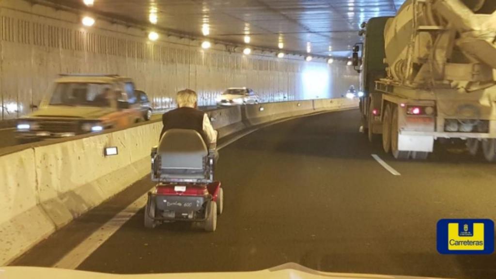 Idoso protagoniza momento insólito ao atravessar túnel movimentado em cadeira de rodas elétrica