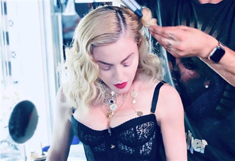 Em topless e de muletas… Madonna brindou os fãs com fotografia ousada