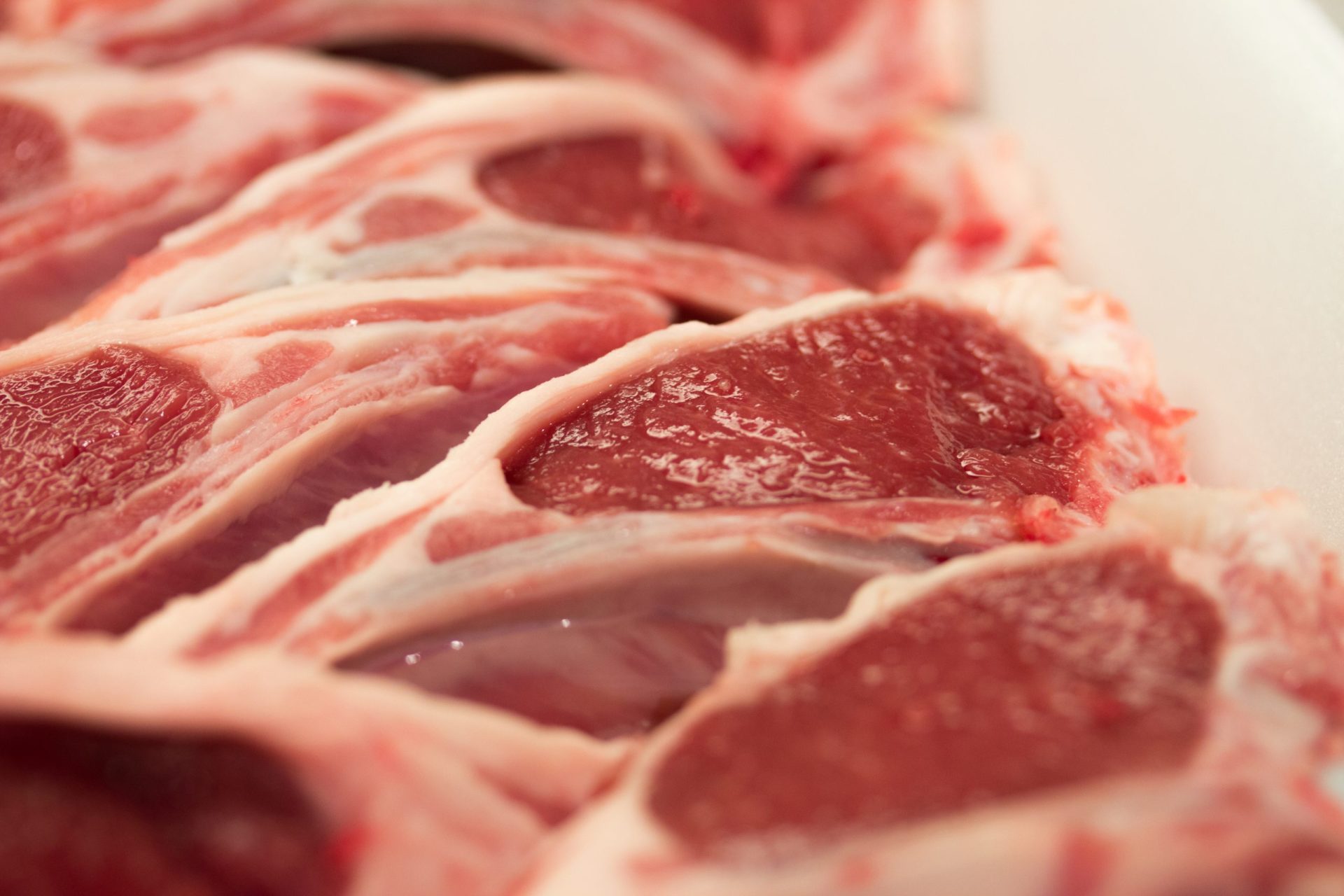 Depois do salmão, China limita importações de carne por causa de surtos de covid-19 em matadouros