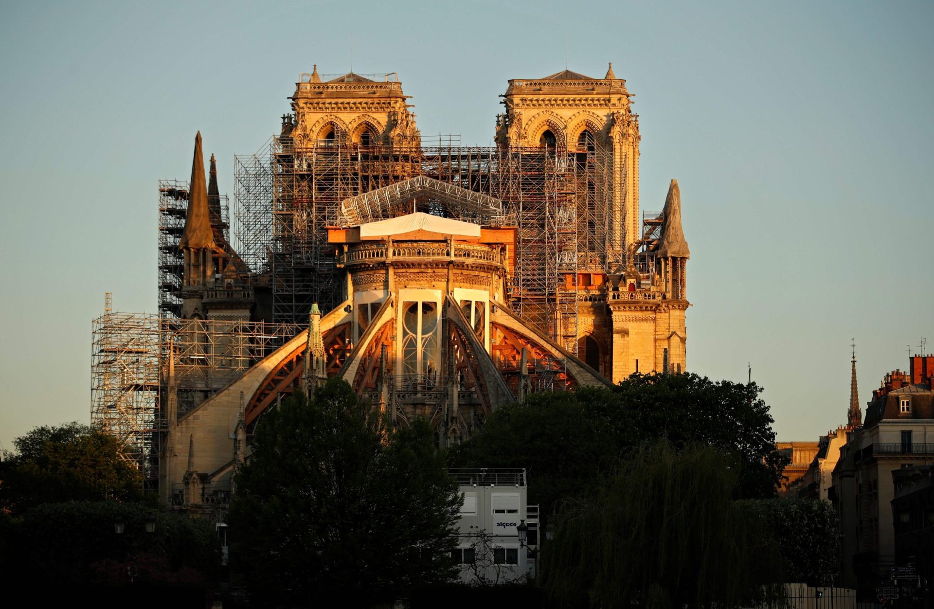 Notre-Dame vai ser, afinal, restaurada de forma idêntica à construção