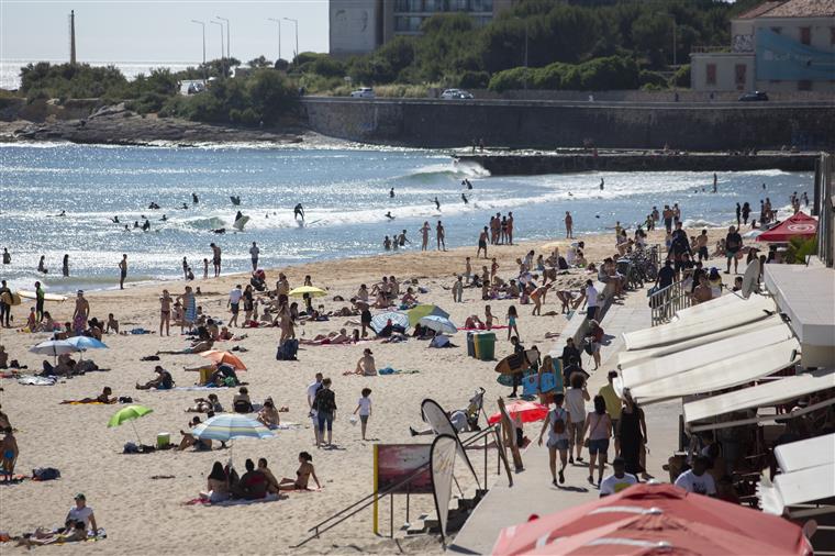 Proibidos banhos nas praias de Carcavelos e São Pedro do Estoril