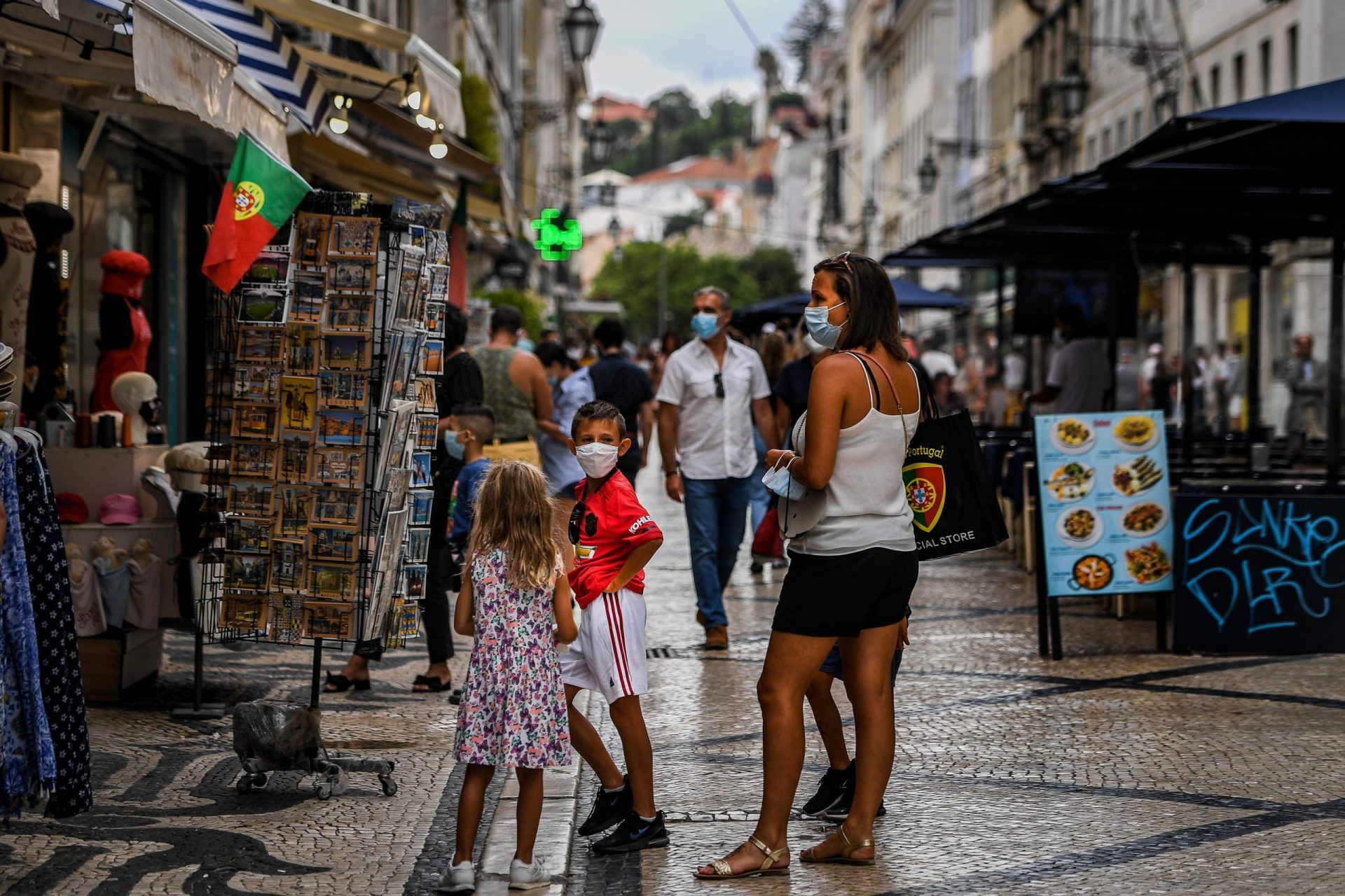 Governo prolonga situação de contingência na Área Metropolitana de Lisboa. Câmaras vão decidir horários do comércio