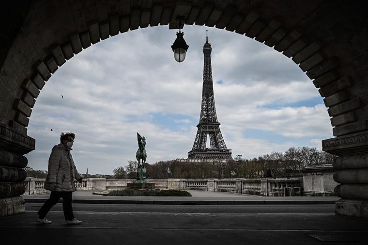 França regista mais de dois mil casos diários pelo terceiro dia consecutivo
