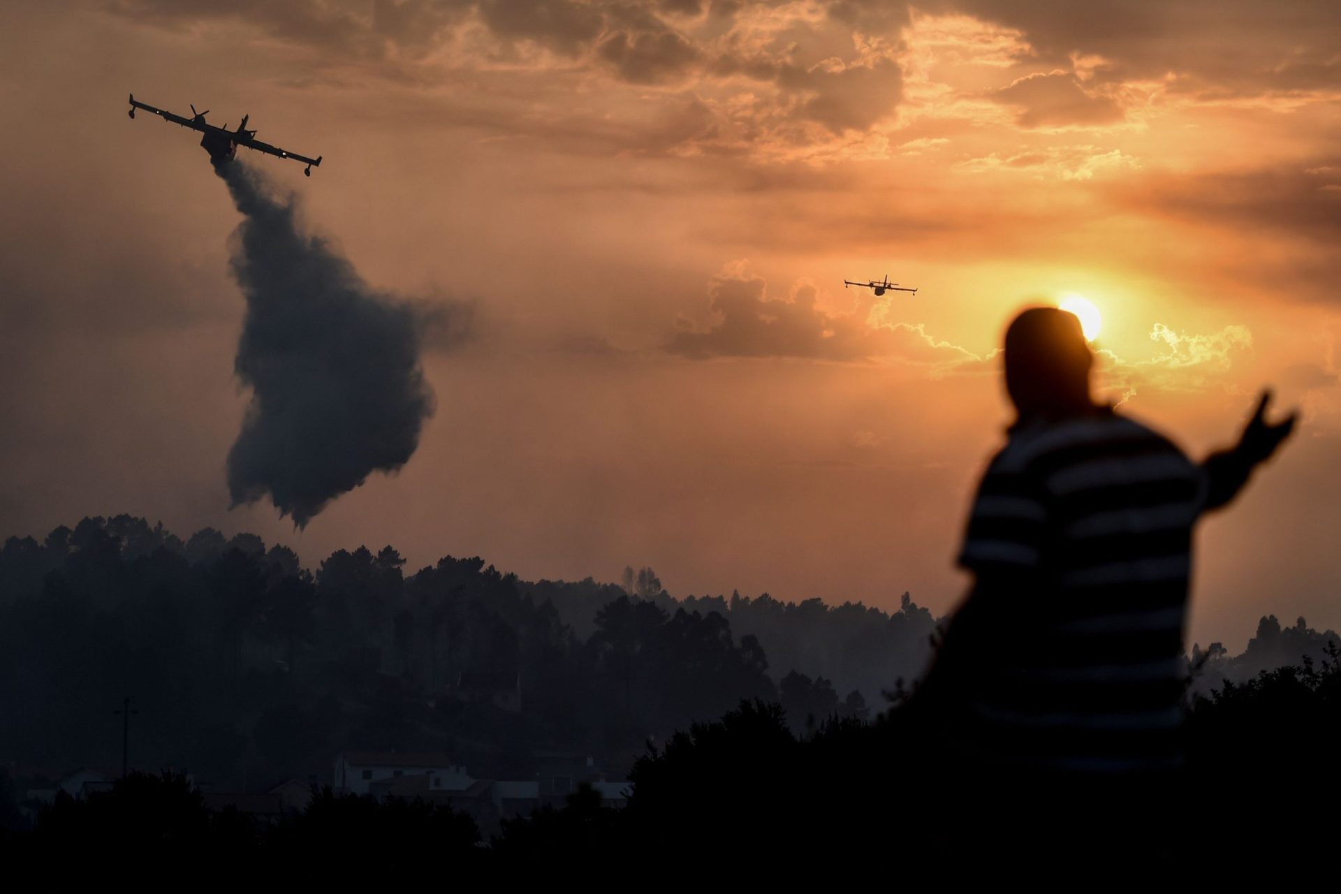 Mais de dez meios aéreos e quase 300 operacionais combatem fogo na Covilhã